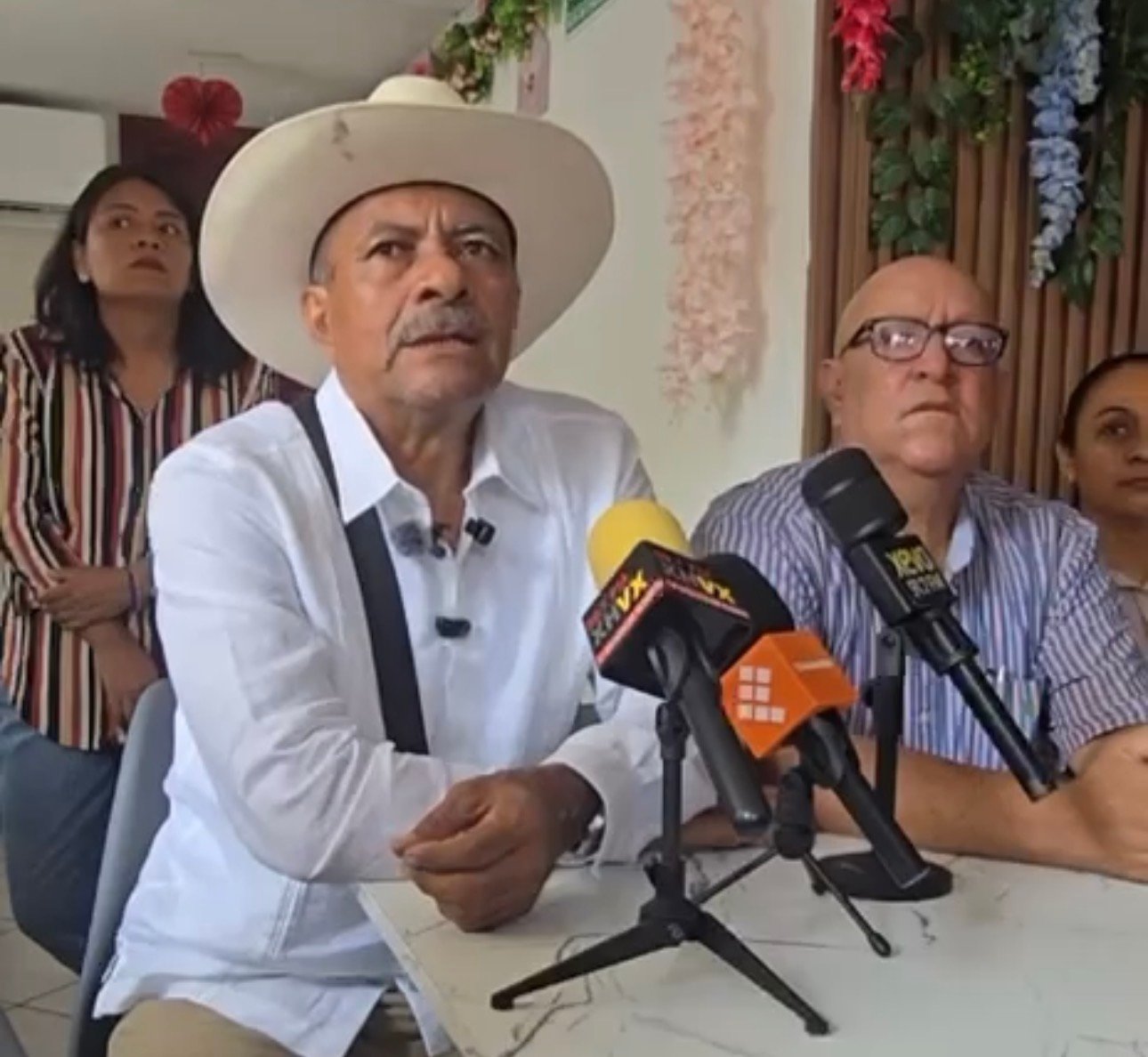 Lucio Isidro denuncia amenazas de familiares de policías detenidos: Mantiene la calma ante la tensión