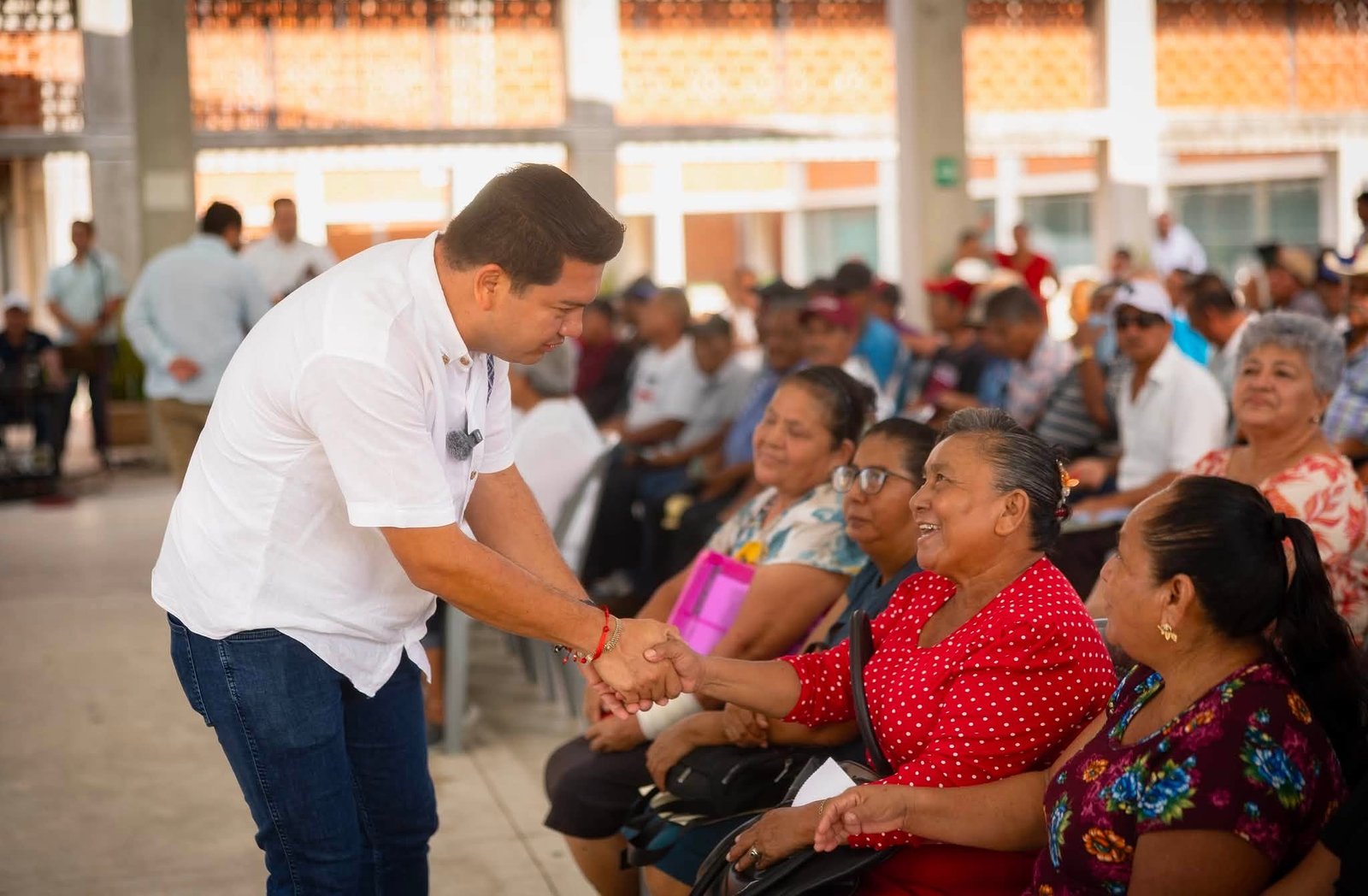 Comalcalco recibe 300 tarjetas de Pensiones del Bienestar para adultos mayores y mujeres